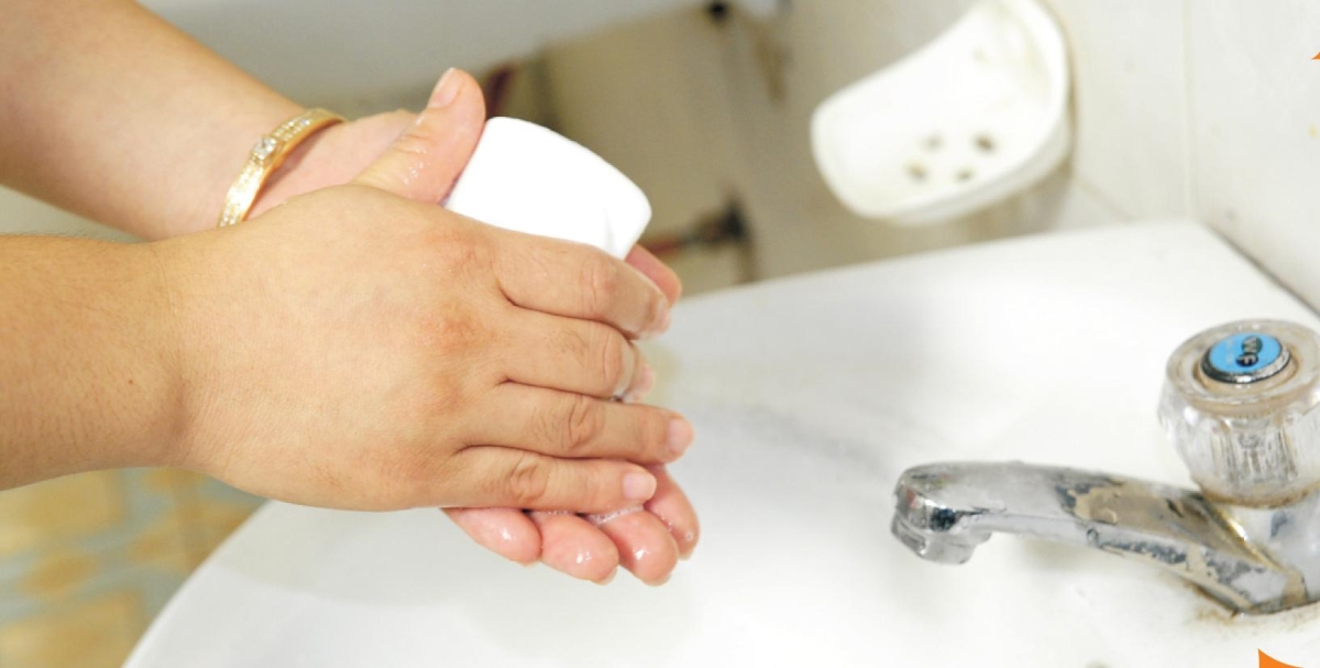 Rửa tay bằng xà phòng