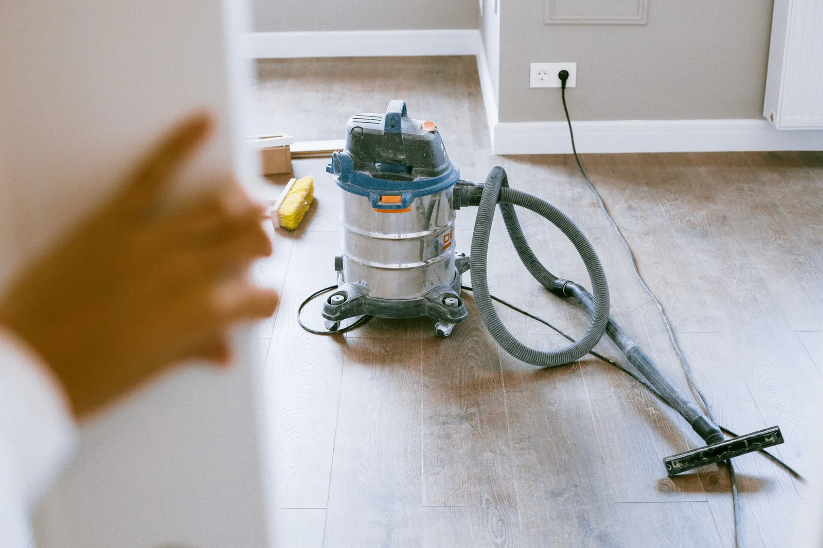 Tổng vệ sinh nhà mới xây bằng máy hút bụi công nghiệp